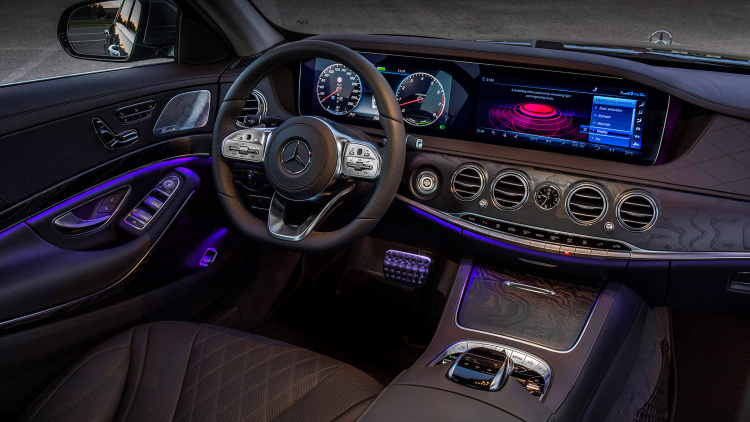 Mercedes-Benz E-Klasse Coupé, Press Test Drive Barcelona 2017, E 300 Coupé aragonitsilber, Leder Nappa, macchiatobeige/yachtblau, AIR BODY CONTROL AMG Line, Kraftstoffverbrauch kombiniert:  --- l/100 km, CO2-Emissionen kombiniert: --- g/km, , fuel consumption combined:   --- l/100 km, CO2 emissions, combined:  --- g/km