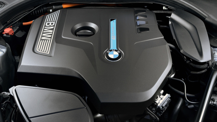2018 BMW 530e iPerformance engine
